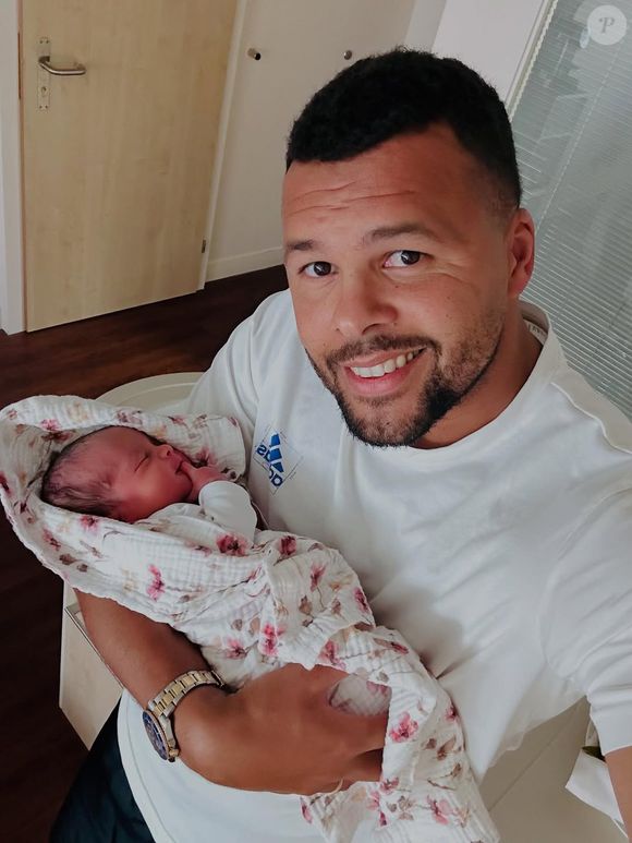 L’ancien tennisman a partagé plusieurs photos touchantes prises à la maternité avec leur nouveau-né. 

Jo-Wilfried Tsonga annonce la naissance de sa fille Poe-Ivy sur Instagram