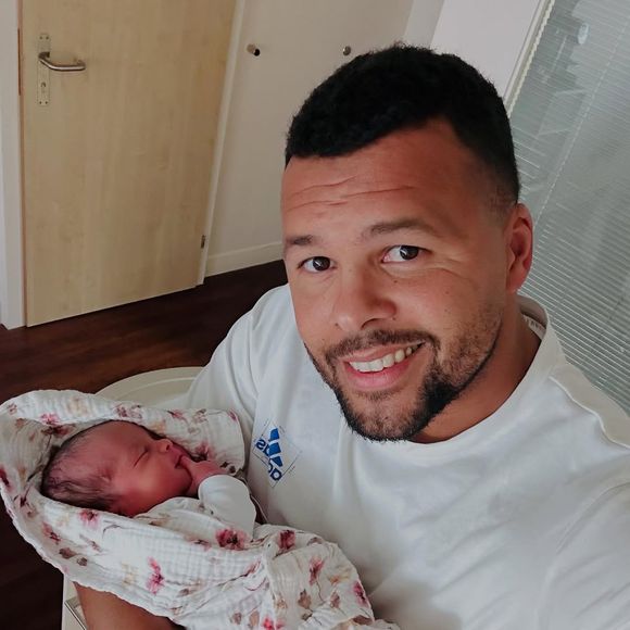 L’ancien tennisman a partagé plusieurs photos touchantes prises à la maternité avec leur nouveau-né. 

Jo-Wilfried Tsonga annonce la naissance de sa fille Poe-Ivy sur Instagram
