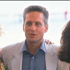 Sharon Stone, Michael Douglas et Jeanne Tripplehorn lors de la présentation de Basic Instinct au Festival de Cannes en mai 1992. Le thriller de Paul Verhoeven propulse alors l’actrice américaine au rang de star internationale. Crédit : Angeli-Rindoff / Bestimage