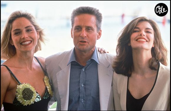 Sharon Stone, Michael Douglas et Jeanne Tripplehorn lors de la présentation de Basic Instinct au Festival de Cannes en mai 1992. Le thriller de Paul Verhoeven propulse alors l’actrice américaine au rang de star internationale. Crédit : Angeli-Rindoff / Bestimage