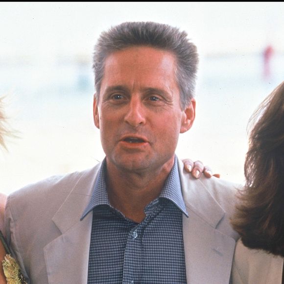 Sharon Stone, Michael Douglas et Jeanne Tripplehorn lors de la présentation de Basic Instinct au Festival de Cannes en mai 1992. Le thriller de Paul Verhoeven propulse alors l’actrice américaine au rang de star internationale. Crédit : Angeli-Rindoff / Bestimage