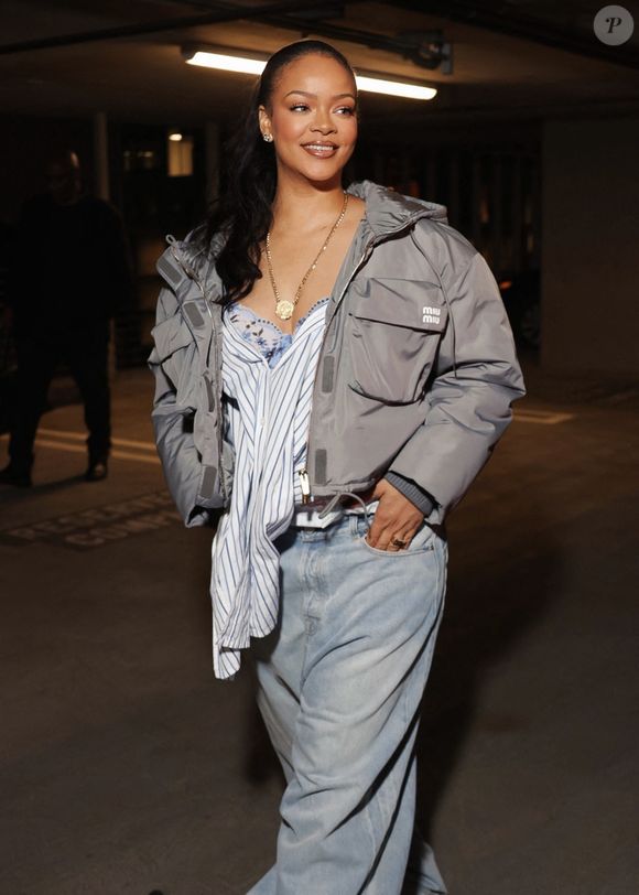 Rihanna aussi a créé des rouges à lèvres longue tenue avec sa marque Fenty.

EXCLUSIVE Beverly Hills, CA Rihanna a été aperçue à Los Angeles, alors qu'elle se rendait à un rendez-vous, après les célébrations de son anniversaire. Elle a été aperçue sortant de son SUV vêtue d'une veste bombardier grise, tout en exhibant son soutien-gorge à fleurs Savage x Fenty et son caleçon rayé. Elle a complété son look avec une paire de jeans larges.



Sur la photo : Rihanna