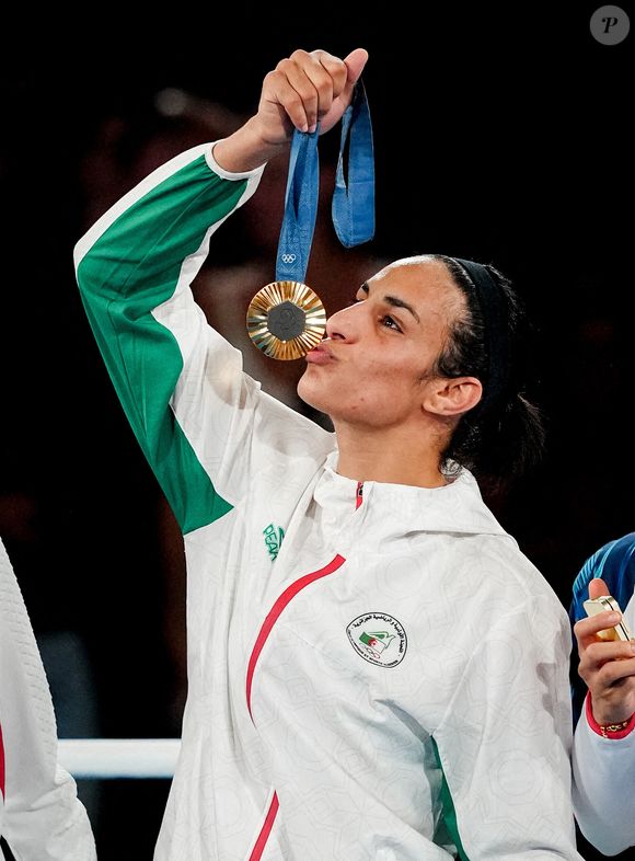 L'Algérienne Imane KHELIF, médaillée d'or, célèbre sa victoire lors de la cérémonie de remise des médailles de la finale de boxe féminine des 66 kg au stade Roland-Garros lors des Jeux Olympiques de Paris 2024, le 9 août 2024. Photo by Julien Poupart/ABACAPRESS.COM