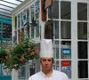 L'établissement est en effet engagé dans un lourd bras de fer judiciaire avec Voies Navigables de France (VNF) concernant l'occupation historique des berges de la Seine.

Olivier Gremillet, patron du restaurant "L'Esturgeon" qui pourrait bien disparaître.