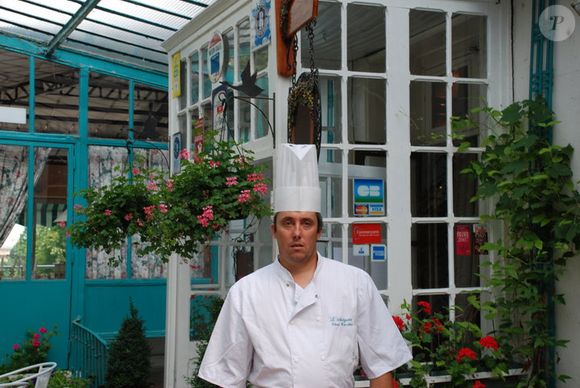 L'établissement est en effet engagé dans un lourd bras de fer judiciaire avec Voies Navigables de France (VNF) concernant l'occupation historique des berges de la Seine.

Olivier Gremillet, patron du restaurant "L'Esturgeon" qui pourrait bien disparaître.