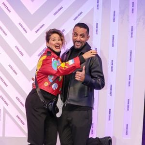 Ce soir à 21h10 sur M6, Élodie Poux retrouve les téléspectateurs pour un prime inédit de Scènes de ménages. Aux côtés de Majid Berhila, elle incarne Alice et Sofiane, épiciers montagnards au bagout bien trempé
Élodie Poux et Majid Berhila au Festival Séries Mania à Lille le 25 mars 2026. © Stéphane Vansteenkiste / Bestimage
