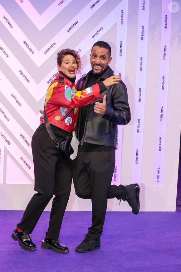 Ce soir à 21h10 sur M6, Élodie Poux retrouve les téléspectateurs pour un prime inédit de Scènes de ménages. Aux côtés de Majid Berhila, elle incarne Alice et Sofiane, épiciers montagnards au bagout bien trempé

Élodie Poux et Majid Berhila au Festival Séries Mania à Lille le 25 mars 2026. © Stéphane Vansteenkiste / Bestimage