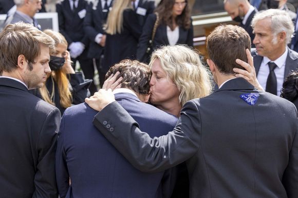 Alessandro Belmondo, Giacomo Belmondo, Luana Belmondo et Victor Belmondo - Sorties - Obsèques de Jean-Paul Belmondo en l'église Saint-Germain-des-Prés, à Paris le 10 septembre 2021. © Cyril Moreau / Bestimage