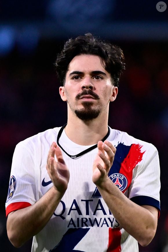 Football - Match de ligue 1 entre Rennes Vs PSG (Paris Saint-Germain) (1-4) à Rennes - Vitinha Vitor Machado ( 17 - PSG ) applaudit les supporters après le match de Ligue 1 entre le Stade Rennais FC et le Paris Saint Germain au Roazhon Park le 08 mars 2025 à Rennes, France. Dante Badano / PsnewZ / Bestimage