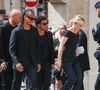 Thierry Ardisson a rendu son dernier souffle à l'âge de 76 ans. Le célèbre animateur, que l'on surnommait "L'homme en noir", a perdu sa bataille contre un cancer du foie.
Audrey Crespo-Mara et ses fils Sekou et Lamine - Arrivées aux obsèques de Thierry Ardisson en l’église Saint-Roch de Paris, France. © Clovis-Jacovides/Bestimage