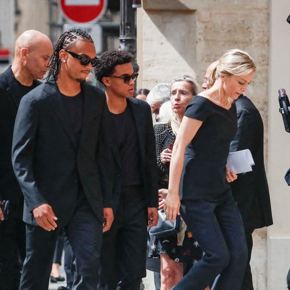 Thierry Ardisson a rendu son dernier souffle à l'âge de 76 ans. Le célèbre animateur, que l'on surnommait "L'homme en noir", a perdu sa bataille contre un cancer du foie. 

Audrey Crespo-Mara et ses fils Sekou et Lamine - Arrivées aux obsèques de Thierry Ardisson en l’église Saint-Roch de Paris, France. © Clovis-Jacovides/Bestimage