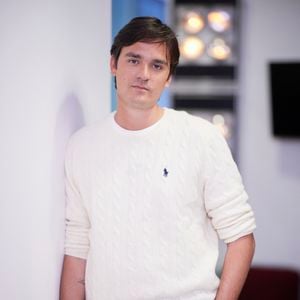 Exclusif - Alain-Fabien Delon en backstage de de l'émission "C à Vous" à Paris, France, le 18 octobre 2024. © Cyril Moreau/Bestimage