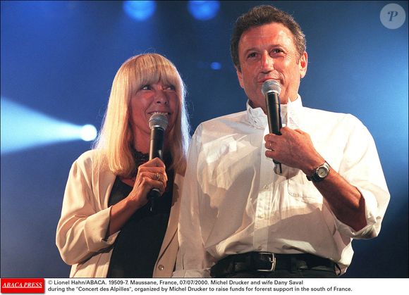 Michel Drucker et son épouse Dany Saval lors du Concert des Alpilles, organisé par Michel Drucker pour récolter des fonds pour le soutien à l'enfance dans le sud de la France. Maussane, France, 07/07/2000 © Lionel Hahn/ABACA.