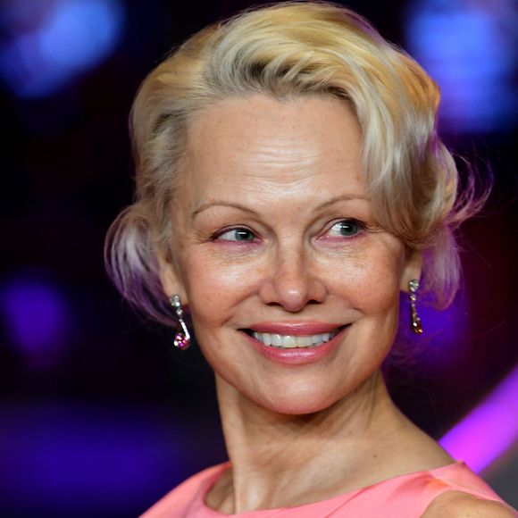 "Regardez ce qui pousse dans mon jardin", a-t-elle lancé à ses abonnés.
Pamela Anderson à la première du film "Rosebush Pruning" lors de la 76ème édition du festival international du film de Berlin (La Berlinale 2026), le 14 février 2026.  © Romain Doucelin / Bestimage