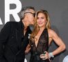 Le chanteur britannique portait un costume croisé noir avec une imposante broche, tandis que la mère de ses quatre enfants arborait une longue robe noire transparente à sequins.

Robbie Williams et sa femme Ayda Field - Photocall du gala " amfAR 2026 by Chopard " à l'Hôtel du Cap-Eden-Roc à Antibes, lors du 79ème Festival International du Film de Cannes. Le 21 mai 2026
© Jacovides-Moreau / Bestimage