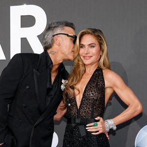 Le chanteur britannique portait un costume croisé noir avec une imposante broche, tandis que la mère de ses quatre enfants arborait une longue robe noire transparente à sequins.

Robbie Williams et sa femme Ayda Field - Photocall du gala " amfAR 2026 by Chopard " à l'Hôtel du Cap-Eden-Roc à Antibes, lors du 79ème Festival International du Film de Cannes. Le 21 mai 2026
© Jacovides-Moreau / Bestimage
