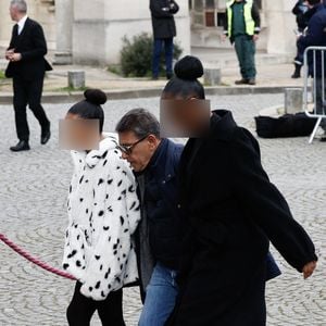 Iris et Maya, les filles de la défunte - Obsèques d’Isabelle Mergault à la Coupole du Père-Lachaise à Paris le 30 mars 2026. © Cyril Moreau - Dominique Jacovides / Bestimage
