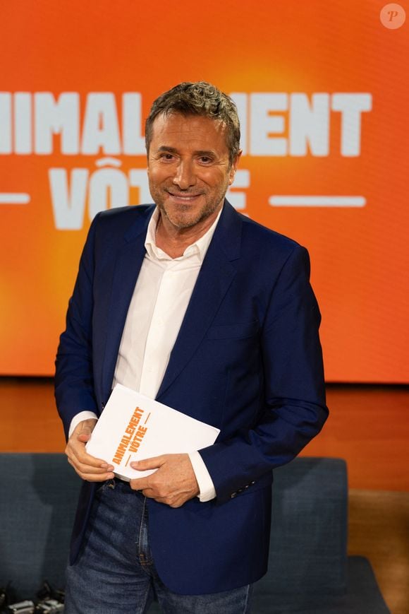 Interrogé par Bernard Montiel dans l'émission "Animalement vôtre", il s'est confié sur le mode de vie végétarien qui a décidé d'adopter.

Bernard Montiel, Raphaël Mezrah, Oli. avec Charles Berling et Charles Edouard Fusari invités, Olivia Juriste et Sylvain Vétérinaire sur plateau de l'émission "Animalement Vôtre" présentée par Bernard Montiel à Paris, France, le 12 janvier 2026. © Julien Sarkissian/Bestimage
