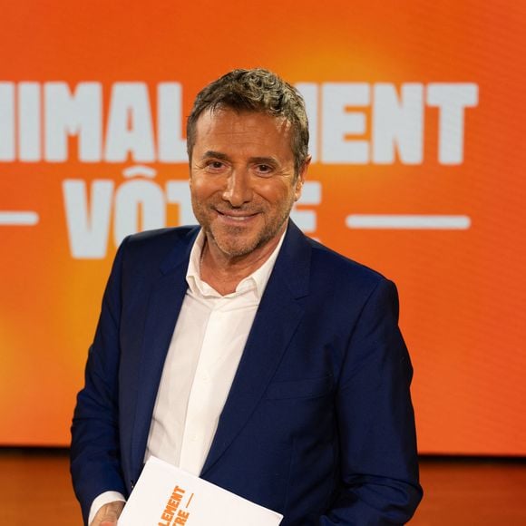 Interrogé par Bernard Montiel dans l'émission "Animalement vôtre", il s'est confié sur le mode de vie végétarien qui a décidé d'adopter.

Bernard Montiel, Raphaël Mezrah, Oli. avec Charles Berling et Charles Edouard Fusari invités, Olivia Juriste et Sylvain Vétérinaire sur plateau de l'émission "Animalement Vôtre" présentée par Bernard Montiel à Paris, France, le 12 janvier 2026. © Julien Sarkissian/Bestimage