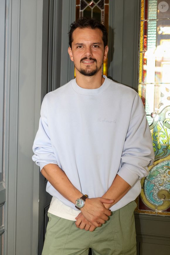 "Le client est le meilleur baromètre. Instagram, les avis en ligne, les commentaires : c'est notre SAV en direct. L'époque du chef intouchable est révolue. On ne sauve pas des vies, on fait à manger ! Et parfois, il faut juste se souvenir que notre métier, c'est de faire plaisir".

Exclusif -  Le Chef Juan Arbelaez , lors du "World Caviar Awards", le 1er championnat du monde de Caviar au Château Hôtel Grand Barrail à Saint-Emilion, en Gironde, France, le 30 octobre 2024. © Jean-Marc Lhomer/Bestimage
