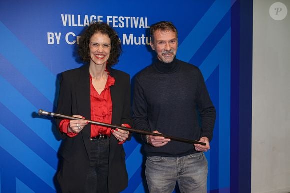 La réalisatrice Laure de Butler et l'écrivain Franck Thilliez avec la canne de Vidocq le 20 mars 2023. © Stéphane Vansteenkiste / Bestimage