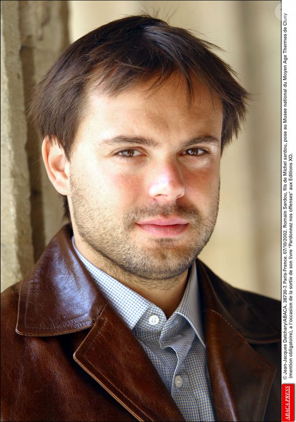 Romain Sardou, fils de Michel sardou, pose au Musée national du Moyen Age Thermes de Cluny, à l'occasion de la sortie de son livre Pardonnez nos offenses aux Editions XO, le 07 octobre 2002. Crédit Jean-Jacques Datchary/Abaca