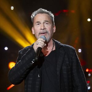 j’envoie un message un peu global. C’est ma mission d’envoyer des messages. Du positif. Des directions à prendre. J’aime être un messager."

Exclusif - Florent Pagny lors de l'enregistrement de l'émission "L'anniversaire secret" à Paris. Le 7 novembre 2023
© Cyril Moreau / Bestimage