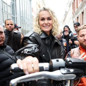 Laeticia Hallyday rencontre les bikers venus rendre hommage au chanteur lors de l'inauguration d'une plaque commémorative en hommage à Johnny Hallyday devant l'immeuble où le chanteur français a grandi dans le 9ème arrondissement de Paris, France, le 22 décembre 2023. © Dominique Jacovides/Bestimage