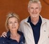 Sur Instagram, il a partagé plusieurs photos des lieux, notamment du salon où ils ont dîné en tête-à-tête.

Denis Brogniart et son épouse Hortense Brogniart au village lors des Internationaux de France de tennis de Roland-Garros 2026 à Paris, le 1er juin 2026. 

© Jacovides / Moreau / Bestimage