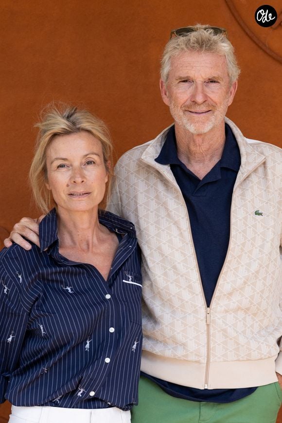Sur Instagram, il a partagé plusieurs photos des lieux, notamment du salon où ils ont dîné en tête-à-tête.

Denis Brogniart et son épouse Hortense Brogniart au village lors des Internationaux de France de tennis de Roland-Garros 2026 à Paris, le 1er juin 2026. 

© Jacovides / Moreau / Bestimage
