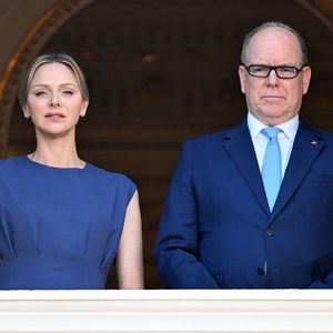 La princesse Charlène de Monaco, Le prince Albert II de Monaco au balcon du palais princier lors de la procession de la Fête Dieu sur la place du Palais à Monaco le 19 juin 2025.
Cette fête catholique, instituée par le pape Urbain IV en 1264, se tient chaque année le jeudi qui suit la Trinité, soixante jours après Pâques. Elle célèbre la présence réelle de Jésus-Christ sous les apparences du pain et du vin, devenus son corps et son sang.

© Bruno Bebert / Bestimage