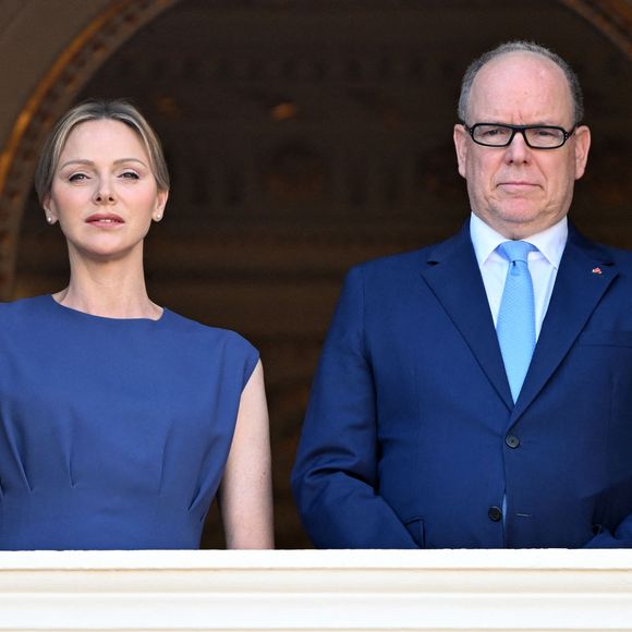 La princesse Charlène de Monaco, Le prince Albert II de Monaco au balcon du palais princier lors de la procession de la Fête Dieu sur la place du Palais à Monaco le 19 juin 2025.
Cette fête catholique, instituée par le pape Urbain IV en 1264, se tient chaque année le jeudi qui suit la Trinité, soixante jours après Pâques. Elle célèbre la présence réelle de Jésus-Christ sous les apparences du pain et du vin, devenus son corps et son sang.

© Bruno Bebert / Bestimage