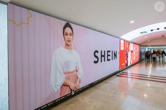 Certaines réussites ne passent pas inaperçues. 

Kuala Lumpur, Malaisie  : Panneau publicitaire SHEIN dans un centre commercial en Malaisie. Shein est un détaillant chinois de mode rapide en ligne dont le siège social se trouve à Singapour. Photo Alamy/ABACAPRESS.COM