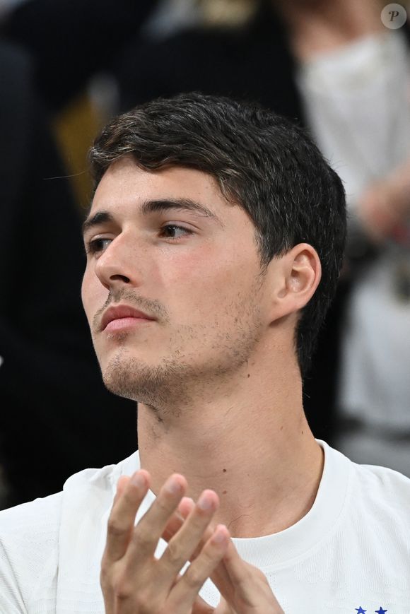 Il a récemment partagé une superbe photo de ses vacances, prise au cœur de l'un des palaces les plus mythiques de la Côte d'Azur.

Dylan Deschamps en tribune du match de demi-finale opposant la France au Maroc lors de la Coupe du Monde 2022 au stade Al-Bayt, à Doha, Qatar, le 14 décembre 2022. La France a gagné 2-0. 

© Philippe Perusseau/Bestimage