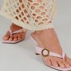 Les tongs à talon sont partout cet été : 5 façons de les porter avec style