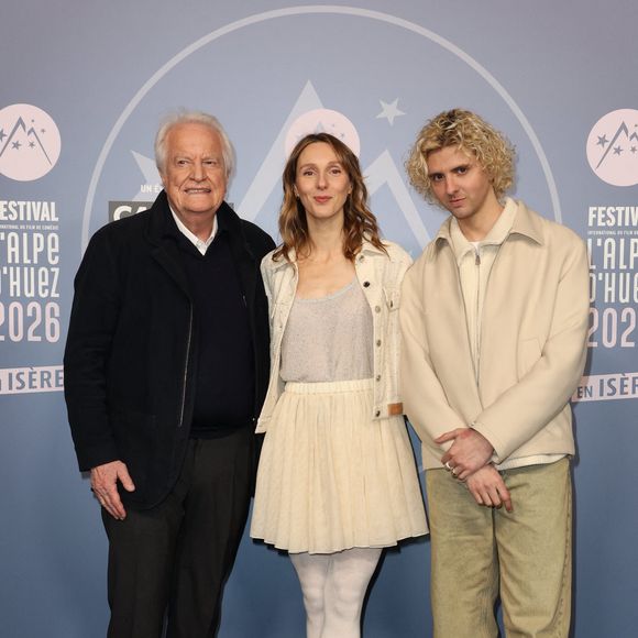 André Dussollier, Pauline Clément et Thomas Solivérès pour le film "Chers Parents" - Tapis rouge de la cérémonie d'ouverture du 29ème Festival International du Film de Comédie de l'Alpe d'Huez le 19 Janvier 2026. © Dominique Jacovides/Bestimage