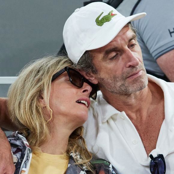 "Et hop un traumatisme crânien après 1’ de ski! Ça s’appelle le talent !!!!",

Karin Viard et son mari Manuel Herrero - Célébrités dans les tribunes des Internationaux de France de tennis de Roland Garros 2024 à Paris le 26 mai 2024. © Moreau-Jacovides/Bestimage