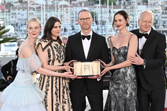 Le réalisateur et scénariste norvégien Joachim Trier (C) pose avec (de G) l'actrice américaine Elle Fanning, l'actrice norvégienne Inga Ibsdotter Lilleaas, l'actrice norvégienne Renate Reinsve et l'acteur suédois Stellan Skarsgard lors d'un photocall après avoir remporté le Grand Prix pour le film "Affeksjonsverdi" (Valeur sentimentale) lors de la cérémonie de clôture de la 78ème édition du Festival de Cannes à Cannes, France, le 24 mai 2025. Photo de David Niviere/ABACAPRESS.COM