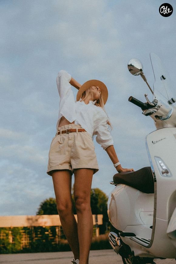 Du crop top aérien au pantalon capri rétro, les indispensables du dressing s'adaptent aux températures élevées.
Photo : Pexels/miami302