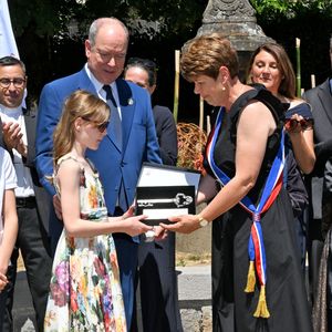 Le prince Albert II de Monaco, la princesse Charlène de Monaco, le prince Jacques de Monaco, marquis des Baux, et la princesse Gabriella de Monaco, comtesse de Carladès, ont été accueillis à Vic-sur-Cère, dans le Cantal, en France, le 9 juillet 2025. © Bruno Bebert/Bestimage
