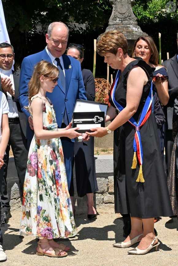 Le prince Albert II de Monaco, la princesse Charlène de Monaco, le prince Jacques de Monaco, marquis des Baux, et la princesse Gabriella de Monaco, comtesse de Carladès, ont été accueillis à Vic-sur-Cère, dans le Cantal, en France, le 9 juillet 2025. © Bruno Bebert/Bestimage
