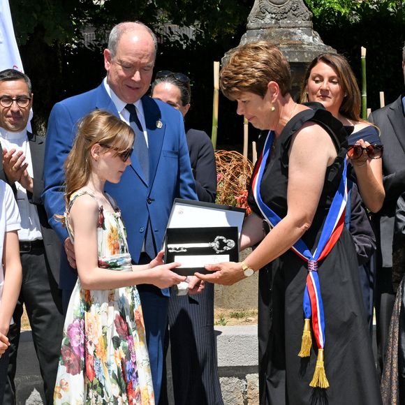 Le prince Albert II de Monaco, la princesse Charlène de Monaco, le prince Jacques de Monaco, marquis des Baux, et la princesse Gabriella de Monaco, comtesse de Carladès, ont été accueillis à Vic-sur-Cère, dans le Cantal, en France, le 9 juillet 2025. © Bruno Bebert/Bestimage