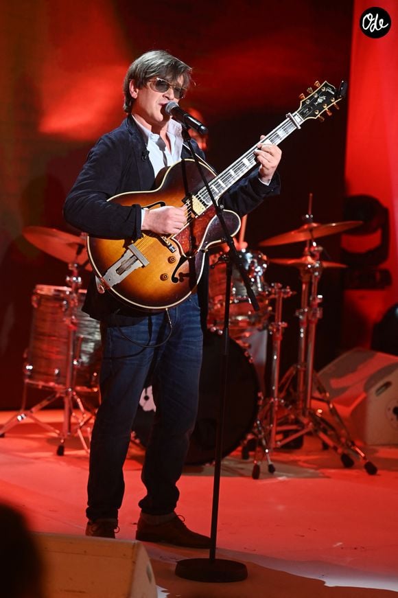 son identité musicale unique.

Thomas Dutronc lors de l'enregistrement de l'émission Vivement dimanche au studio Rive gauche, présentée par M. Drucker, diffusée sur France 3, le 1er mars 2026, à Paris, France, le 18 février 2026. © Guillaume Gaffiot/Bestimage