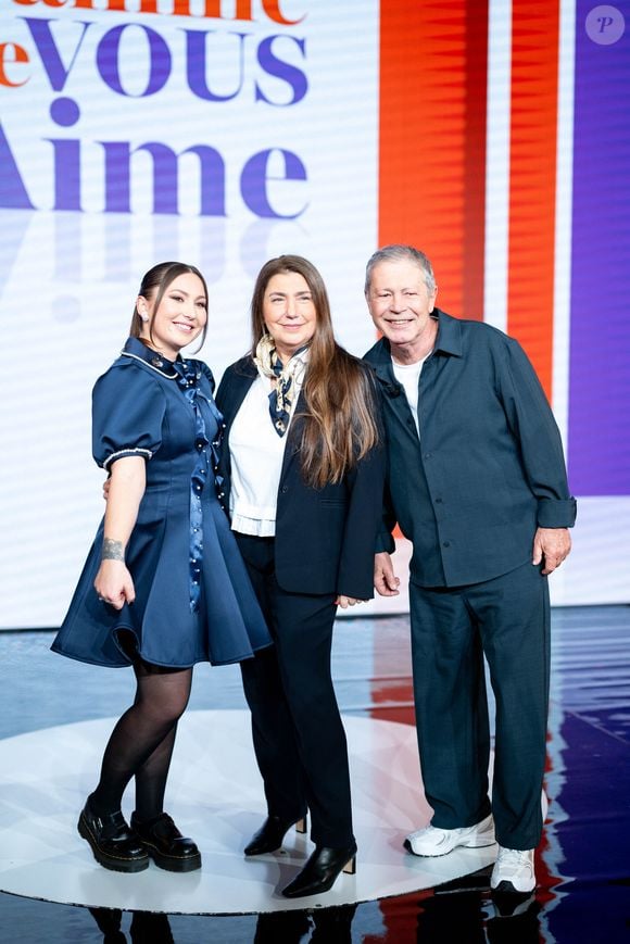 Exclusif - Linh et ses parents Michèle et Philippe en backstage de l'enregistrement de l'émission "Famille je vous aime" présentée par Michel Drucker et qui sera diffusée le vendredi 29 mai sur France 3, à Paris, France, le 4 décembre 2025. © Gaffiot-Perusseau/Bestimage