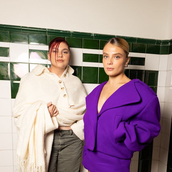 Maelle, Louane au Front Row du défilé de mode féminine Maitrepierre printemps-été 2025 lors de la Fashion Week de Paris (PFW), à Paris, France, le 24 septembre 2024. © Jeremy Melloul/Bestimage