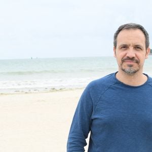 "Je ne me force pas avec mes enfants. Ce sont mes amis", a-t-il ajouté.

Alexandre Astier - Cérémonie d'ouverture du 8ème Festival du Cinéma et Musique de Film de La Baule le 29 juin 2022. © Rachid Bellak/Bestimage