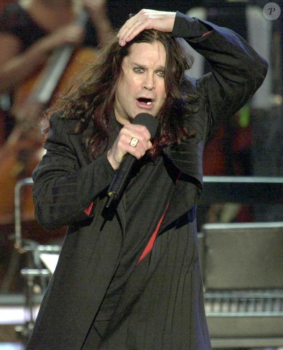 Photo d'archives du 03/06/02 d'Ozzy Osbourne sur scène dans les jardins du palais de Buckingham pour le deuxième concert commémorant le jubilé d'or de la reine Elizabeth II de Grande-Bretagne, alors que le leader de Black Sabbath est décédé à l'âge de 76 ans. Date d'édition : mardi 22 juillet 2025. ... Décès d'Ozzy Osbourne ... 22-07-2025 ... LONDRES ... UK ... Le crédit photo doit être lu comme suit : Stefan Rousseau/PA Wire. Numéro de référence unique : 81066834 ... Le crédit photo doit être lu comme suit : Stefan Rousseau/PA Wire : Stefan Rousseau/PA Wire