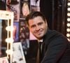 Né cinq mois avant la mort de Joe Dassin, Julien a grandi sans jamais connaître son père, seulement guidé par les échos d’une voix mondialement connue.

Exclusif - Julien Dassin - Backstage de l'enregistrement de l'émission "300 Choeurs chantent Dassin" à Paris. 
© Tiziano Da Silva / Bestimage
