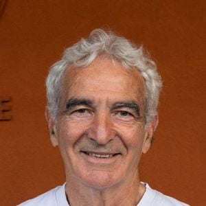 En juin 2026 encore, il était présent dans L’Équipe du soir pour débattre notamment de la question des transferts.

Raymond Domenech au Village lors d'une séance nocturne du tournoi de Roland-Garros 2025, le 28 mai 2025 à Paris, en France. Photo de Nasser Berzane/ABACAPRESS.COM