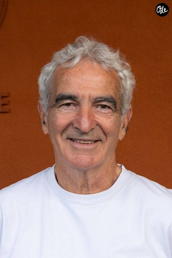En juin 2026 encore, il était présent dans L’Équipe du soir pour débattre notamment de la question des transferts.

Raymond Domenech au Village lors d'une séance nocturne du tournoi de Roland-Garros 2025, le 28 mai 2025 à Paris, en France. Photo de Nasser Berzane/ABACAPRESS.COM